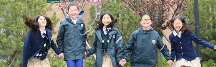青岛启慧双语学校(初中部)学生们 青岛启慧双语学校(初中部)学生们